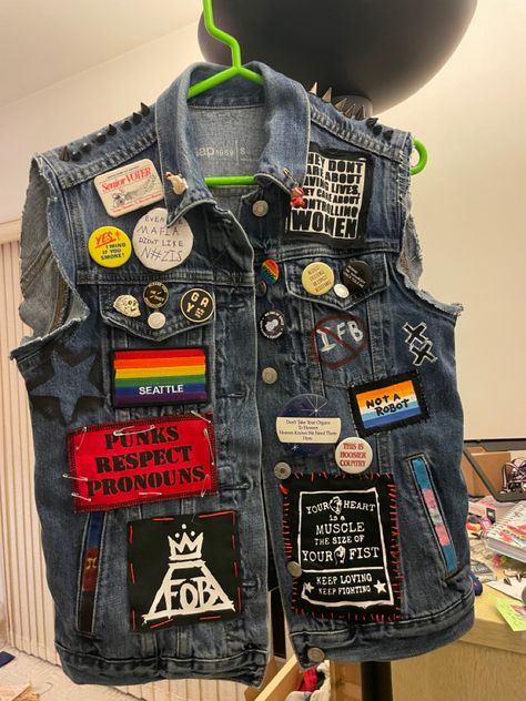 Queer Battle Jacket, Punk Vest Outfit, Punk Vest Ideas, Punk Shirts Diy, Battle Vest Punk, Battle Vest Outfit, Jacket Patches Ideas, Alt Patches, Battle Vest Ideas