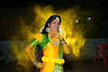 Haldi Photo Shoot, Haldi Ceremony Outfit For Bride Indian, Bride Haldi Poses, Haldi Stills, Mehandi Photo, Haldi Ceremony Outfit For Bride, Haldi Photography Ideas, Bride Stills, Haldi Shoot