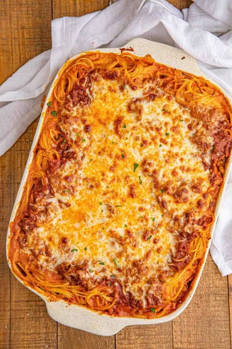 Easy Cheesy Beef Baked Spaghetti that's Kid Friendly! #pasta #beef #groundbeef #cheesy #cheese #dinner #dinnerthendessert Spaghetti Baked, Cheesy Baked Spaghetti, Pasta Beef, Baked Spaghetti Casserole, Baked Spaghetti Recipe, Italian Spaghetti, Spaghetti Pie, Meat Meals, Cheese Dinner