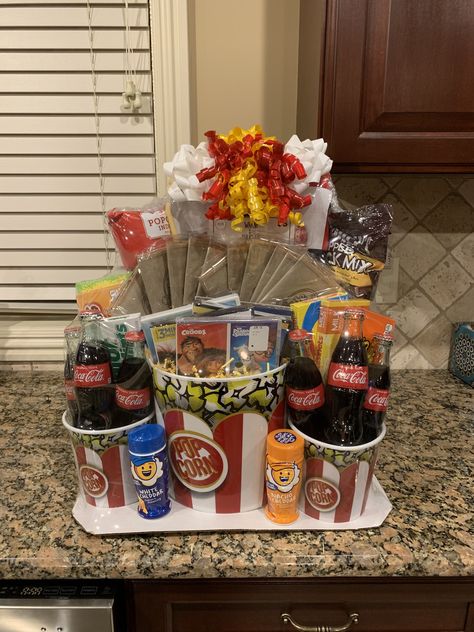 Movie Night Gift Basket Game Night Fundraiser Basket, Diy Movie Night Basket, Movie Basket For Raffle, Family Movie Basket Ideas, Movie Night Bucket Gift, Movie Theme Gift Basket Ideas, Movie Night Auction Basket, Movie Raffle Basket, Movie Night Theme Basket