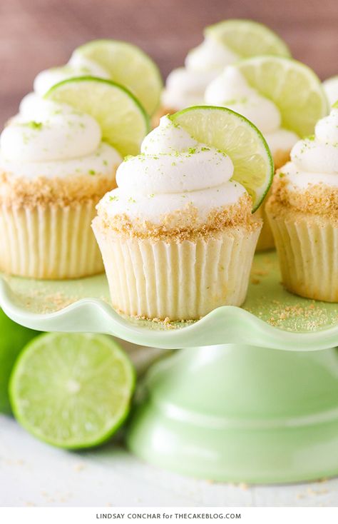 Keylime Cupcake, Lime Frosting, Key Lime Cupcakes, Fluffy Cupcakes, Fruit Cupcakes, Lime Cupcakes, Cakes Decor, Beaux Desserts, Spring Cupcakes