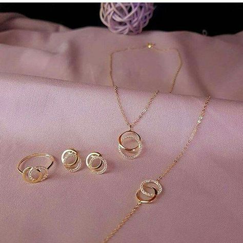 Fancy Jewelry Necklace, Modern Gold Jewelry, Jewelry Set Design, Gold Bridal Jewellery Sets, Gold Jewelry Stores, Gold Pendant Jewelry, Gold Ring Designs, Gold Jewelry Simple, Gold Fashion Necklace