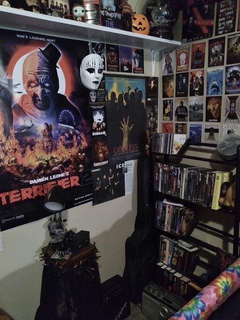 Slasher Room Aesthetic, Horror Movie Bedroom, Horror Movie Bedroom Ideas, Horror Movie Themed Room, Horror Movie Inspired Room, Grunge Bedroom Decor, Horror Movies Room Decor, Horror Themed Bedroom, Horror Bedroom Ideas