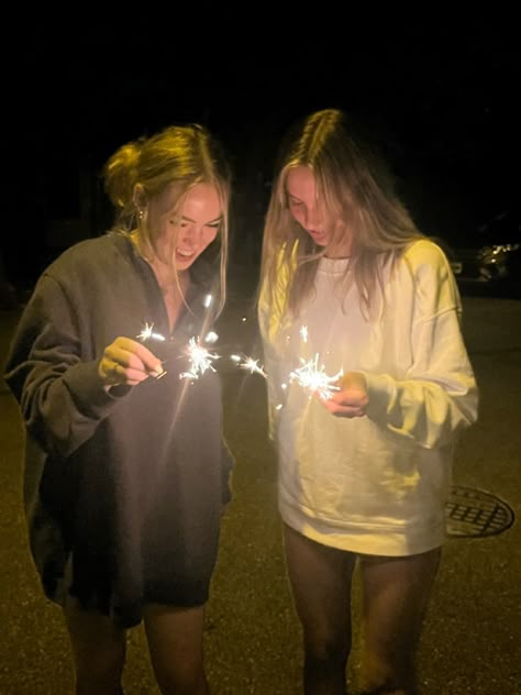 Aesthetic Photos To Recreate With Friends, Goofy Beach Pictures, Sisters Aesthetic Pictures, Aesthetic Photo Ideas With Friends, Bestie Aesthetic Pictures, Sparklers Aesthetics, Girl Best Friends Aesthetic, Goofy Aesthetic, Bestie Aesthetics