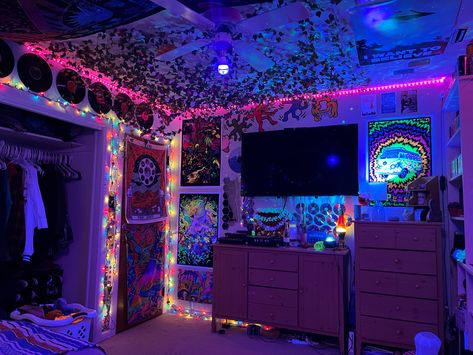 Chill Room Ideas Bedrooms, Trippy Rooms Bedrooms, Hippie Grunge Room, Hippie Apartment Aesthetic, Boho Hippie Room, Hippie Apartment, Vibey Bedroom, Hippie Room, Grunge Hippie