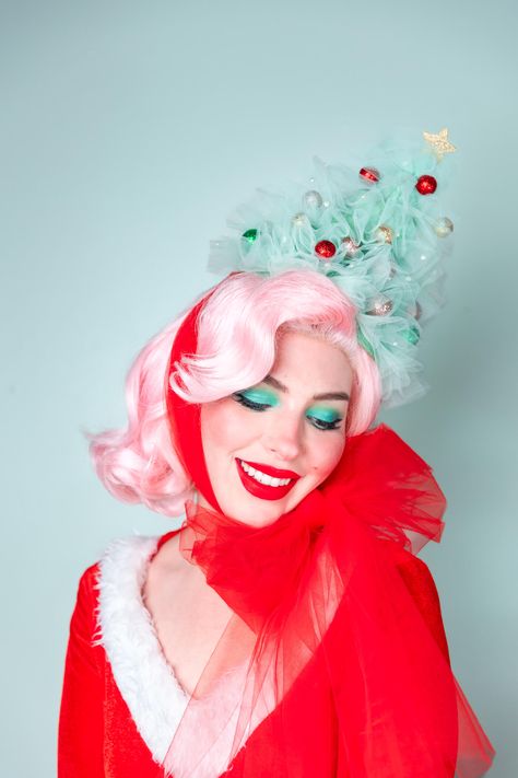 Make your own festive, vintage inspired DIY Christmas tree hat with this easy demonstration. Sewing is completely optional! Kids Christmas Costumes Diy, Christmas Tree Headband Diy, Vintage Christmas Tree Hat, Vintage Christmas Hair, Christmas Fascinator Diy, Christmas Headpiece Diy, Diy Christmas Headpiece, Retro Christmas Diy, Christmas Crown Diy