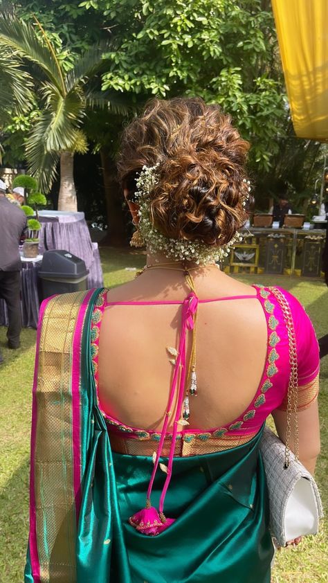 Messy bun with baby Gipsy flower …… Messy Bun Saree Look, Messy Bun For Saree, Messy Bun Hairstyles Indian Saree, Messy Bun With Flowers, Punjabi Hairstyles, Lehenga Hairstyles, Low Messy Buns, Bun With Curls, Messy Curly Bun