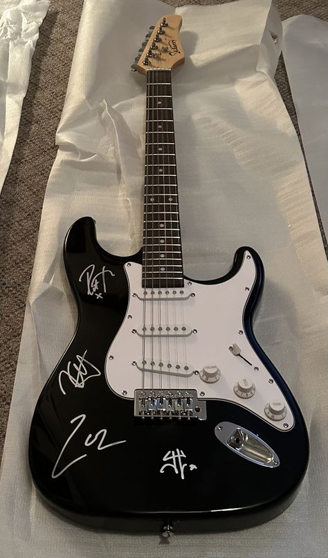 100% AUTHENTIC Mint condition and FULL SIZE! No smears ! Great gift or something nice to add to your own collection. Item comes with a CERTIFICATE OF AUTHENTICITY and a picture of  JAMES and LARS signing autographs outside his hotel. I have PERFECT FEEDBACK AND REPUTATION in this business Fast FREE shipping!! Priority mail 2-3 day air !! Cool Looking Guitars, Cool Electric Guitars Aesthetic, Metallica Guitar, Grunge Electric Guitar, Electric Guitar Metal, 2160x3840 Wallpaper, Electric Guitar Design, Guitar Obsession, Cool Electric Guitars