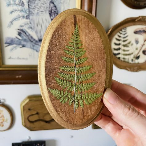 Mini Forest Fern Wall Art Botanical Fern Wall Hanging Pressed Floral Wall Art Framed Pressed Flower Gallery Wall Decor - Etsy Diy Cottagecore Wall Decor, Pressed Ferns In Frames, Wood Slice Wall Decor, Botanical Christmas Decor, Nature Themed Decor, Pressed Flower Display, Botanical Decor Ideas, Nature Gallery Wall, Dark Forest Decor