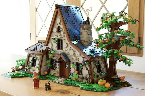 Lego Witch House, Cool Lego Houses, Lego Houses Ideas, Witch's House, Lego House Ideas, Lego Houses, Lego Medieval, Lego Inspiration, Amazing Lego Creations