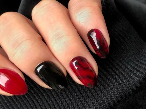 Detailimage of Red and Black Marble like Nailart Red Marbled Nails, Black Red Marble Nails, Black And Red Marble Nails, Red And Black Marble Nails, Red Marble Nails, Black Marble Nails, Almond Shaped Nails, Water Marble Nail Art, Water Marble Nails