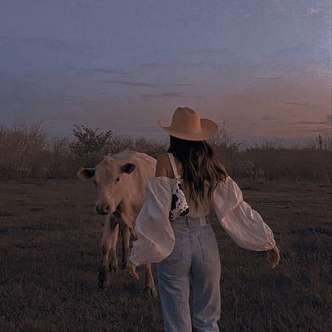 Brunette Cowgirl, Find Your Aesthetic, Cowgirl Aesthetic, Western Girl, Cowboy And Cowgirl, Slow Living, Sweet Girls, Powerful Women, Cowboy Hats