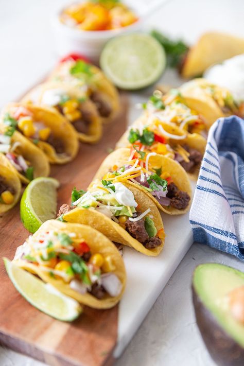 Mini Taco Appetizer, Mexican Finger Foods, Taco Appetizers, Mexican Casseroles, Christmas Meals, Cocktail Party Food, Mini Tacos, Food Map, Food Buffet