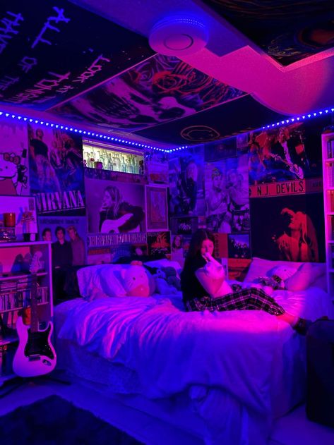 Bedroom Ideas Y2k Baddie, Room Ideas Rockstar Gf, Dark Room Inspo Aesthetic, Red And Purple Room, Room Ideas Aesthetic Dark, Chill Room Ideas Bedrooms, Bedroom Ideas Y2k, Neon Room Aesthetic, Emo Room Ideas