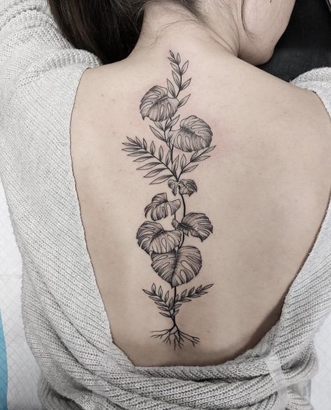 Leaf Spine Tattoos For Women, Spine Plant Tattoo, Monstera Back Tattoo, Monstera Vine Tattoo, Plant Spine Tattoo, Leaf Spine Tattoo, Leaf Back Tattoo, Nature Spine Tattoo, Monstera Tattoo Design