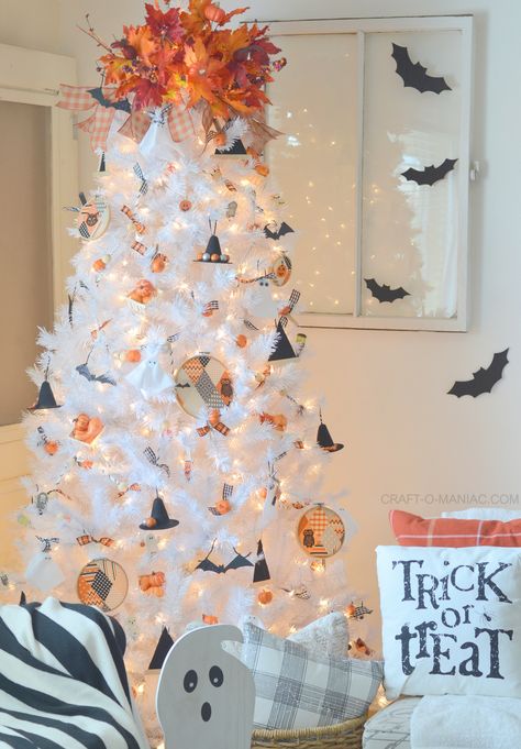 White Fall Tree Ideas, White Halloween Tree, Halloween Black Christmas Tree Ideas, Halloween Tree White, Scary Halloween Christmas Tree, Halloween Spooky Tree, Halloween Tree Ornaments Trendy Tree, Fall Christmas Tree, Halloween Tree Decorations