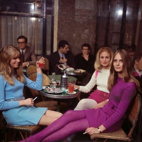 60’s Fashion, Moda Hippie, Swinging London, 60s 70s Fashion, 60s And 70s Fashion, Parisian Women, 70s Inspired Fashion, Swinging Sixties, Sixties Fashion