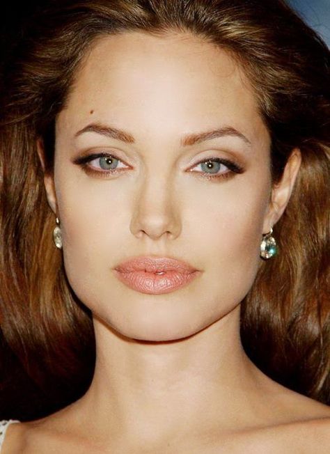 The perfect brow for your face shape - Brazilian Beauty Angelina Jolie Makeup, Angelina Jolie Photos, Perfect Brows, Actrices Hollywood, Maquillaje Natural, Beautiful Picture, Celebrity Makeup, Glam Makeup, Beauty Queens