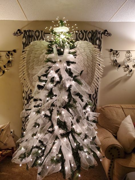 Angel Wing Christmas Tree, Angel Xmas Tree Ideas, Angel Wings Christmas Tree, Memorial Christmas Tree Ideas, Angel Christmas Tree Ideas, Angel Themed Christmas Trees, Angel Theme Christmas Tree, Angel Tree Ideas, Christmas Pallet