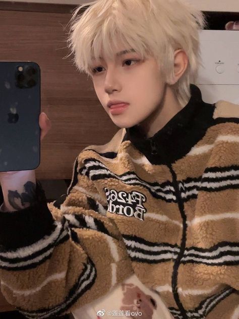 White Boy Hair, Boys With White Hair, White Hair Guy, White Haired Man, White Haired Boy, White Hair Short, Cute Ulzzang Boy, White Hair Boy, Guys With White Hair