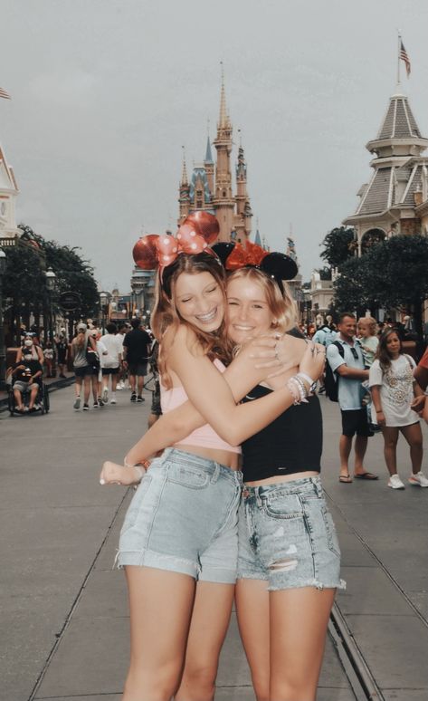 Disney Pictures Friends, Friend Disney Pictures, Disney Group Pictures, Disney Pictures With Friends, Disney World With Friends, Friends At Disney, Disney Aesthetic Photos, Cute Disney Photos, Disney With Best Friend