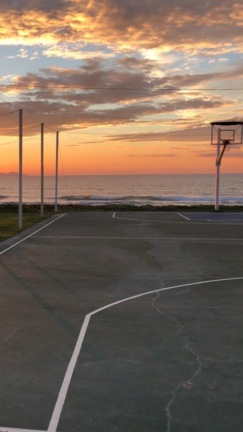 Sunset Basketball Court, Summer Basketball Aesthetic, Basketball Asthetic Picture, Outdoor Basketball Court Aesthetic, Aesthetic Basketball Court, Basketball Court Aesthetic, Basketball Court Pictures, Basketball Sunset, Basketball Vibe