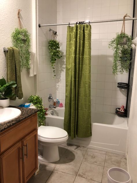 Green Bathroom Apartment Ideas, Nice Bathroom Ideas Decor, Bathroom Decor Simple Minimalist, Bathroom Decor Nature Inspiration, Bohemian Apartment Bathroom, Eucalyptus Inspired Bathroom, Green Bathroom Curtains, Bathroom Inspo Plants, Green Theme Bathroom Decor