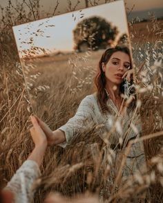 Outdoor Portrait Photography, Mirror Photography, Flower Photoshoot, Nature Photoshoot, Self Portrait Photography, Creative Portrait Photography, Outdoor Portraits, Outdoor Photoshoot, Foto Poses