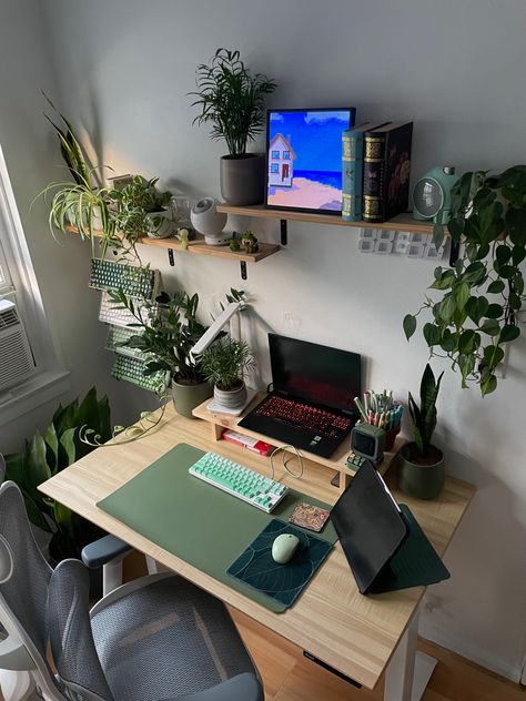 Green Office Desk Decor, Green Desk Aesthetic Office, Desk Laptop Aesthetic, Dark Green Desk Setup, Plants On Desk Ideas, Cute Desk Setup Bedrooms, Study Room Decor Green, Dark Green Desk Aesthetic, Office Aesthetic Green