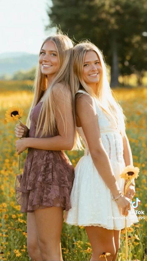 Senior Pic With Best Friend, Best Friend Picture Poses For 2, Two Friend Pictures Poses, Teenage Photography Poses, Bsf Photos To Recreate, Pose With Your Best Friend, Photo Ideas For Two Friends, Senior Picture With Best Friend, Bsf Picture Poses