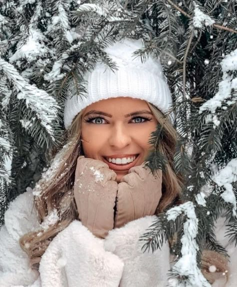 Winter Senior Photography, Winter Portraits Photography, Photo Ski, Winter Snow Photography, Winter Senior Pictures, Couple Photography Winter, Snow Photoshoot, Winter Portraits, Snow Pictures