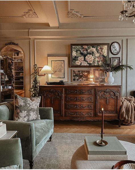 Pretty In Pines, Traditional Eclectic Decor Living Room, American Traditional Home Decor, Prettyinthepines Home, Victorian Inspired Living Room, Vintage Modern Home Decor, Vintage Interior Design Living Room, Vintage Couch Living Room, Victorian Modern Living Room