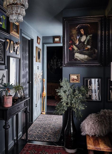 Maximalist Entryway, Dark Hallway Ideas, Eclectic Entryway, Decor For Entryway, Amazing Interiors, Eclectic Artwork, Entryway Decor Ideas, Dark Home Decor, Hallway Design