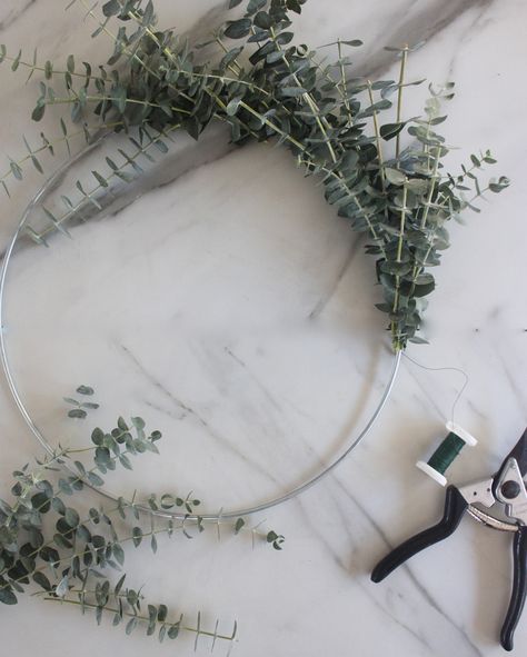 Eucalyptus Hoop Wreath, Wreath Eucalyptus Christmas, Minimalist Wreath Diy, How To Make A Eucalyptus Wreath, Christmas Wreath Eucalyptus, Dried Eucalyptus Wreath, Diy Eucalyptus Wreath, Simple Wreath Ideas, Eucalyptus Wreath Decor