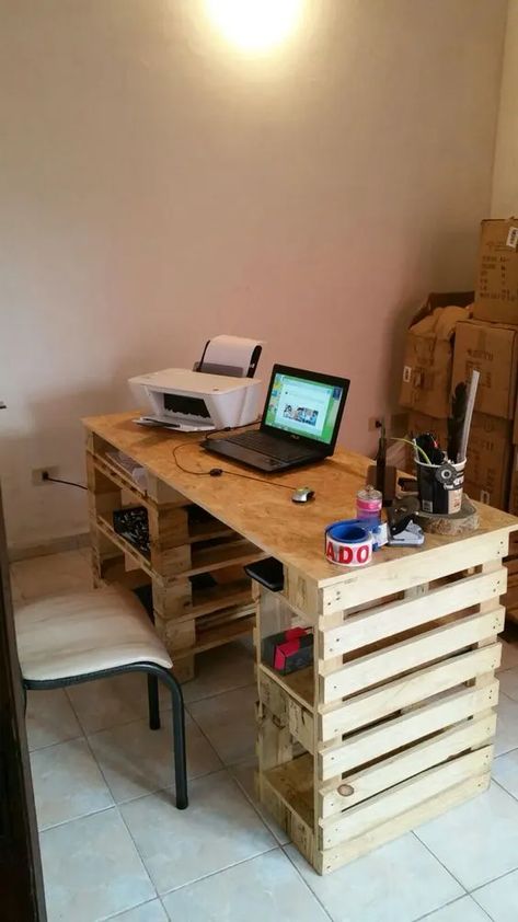 100+ Wood Pallet Furniture Ideas - HubPages Diy Desk From Pallets, Pallet Corner Desk, Pallet Board Furniture, Diy Pallet Desk Ideas, Pallet Desk Diy Simple, Pallet Nook, Easy Desk Diy, Unique Furniture Diy, Diy Pallet Desk