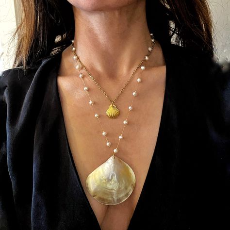 Clam Shell Necklace, Shell Jewelry Ideas, Clam Necklace, Gold Seashell Necklace, Seashell Necklaces, Fuzzy Hat, Rosary Chain Necklace, Shell Jewellery, Pearl Rosary