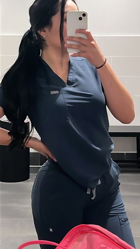 Goth Nurse Aesthetic, Scrubs Astethic, Grey Scrubs Outfit, Nurse Pictures At Work, Scrub Selfie, Cute Nurse Outfits, Scrubs Aesthetic, Nurse Fashion Scrubs, Nurse Outfit Scrubs