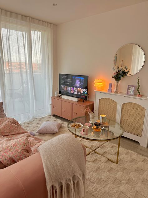 Pink And Brown Apartment Decor, Girly Living Room Aesthetic, Pink College Living Room, Pink Interior Design Home Decor, Studio Living Room Ideas, Dorm Living Room Ideas, Pink Apartment Aesthetic, Apartment Living Room Inspiration, Apt Decorating Ideas