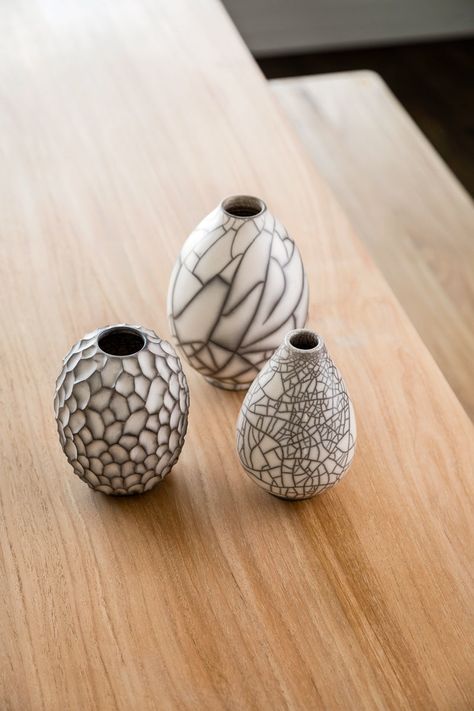 White Raku Pottery, Ceramic Vase Design Ideas, Raku Ceramics Ideas, Carved Pottery Ideas, Raku Tiles, Carved Pots, Raku Sculpture, Pottery Raku, Raku Vase