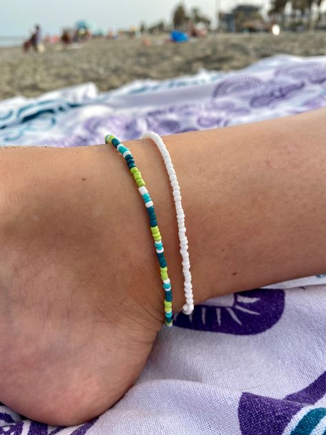 Small Bead Bracelets Ideas Summer, Beads Bracelets Aesthetic, Summer Beaded Bracelets, Verano Aesthetic, Pulseras Aesthetic, Ankle Bracelets Diy, Gelang Manik-manik, Page Instagram, Friendship Bracelets Designs