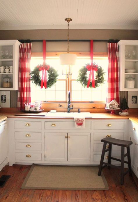 43 Elegant Christmas Window Decor Ideas - EcstasyCoffee Christmas Kitchens, Decoration Shabby, Christmas Window Decorations, Navidad Diy, Christmas Window, Kitchen Window, Noel Christmas, Merry Little Christmas, Christmas Kitchen