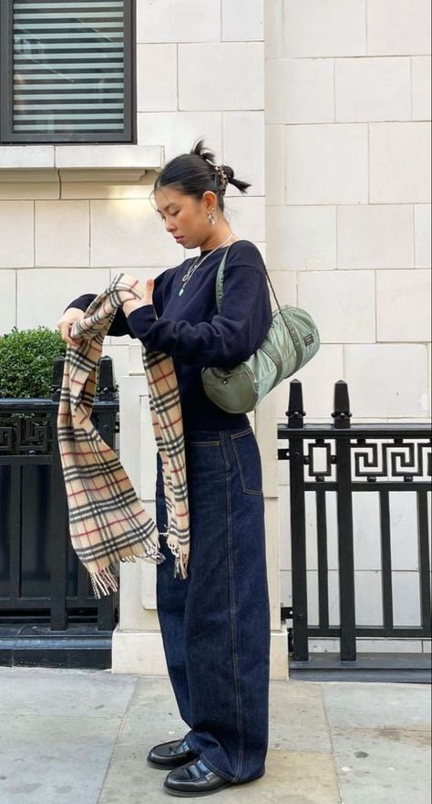 Navy Sweater Outfit Fall, Navy Jeans Outfit, Blue Jeans Outfit Winter, Navy Blue Sweater Outfit, Navy Sweater Outfit, Knitted Jumper Outfit, Plaid Scarf Outfit, Brooklyn Street Style, Blue Sweater Outfit