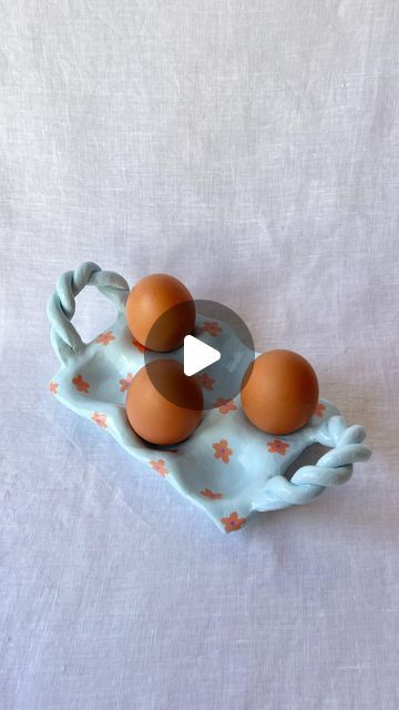 Sculpd | Craft Reinvented on Instagram: "Egg holder.. but make it fancy with twisted handles 😍🙌🥚 #pottery #airdryclay #diycrafts #giftideas #autumncrafts" Pottery Egg Carton, How To Make A Ceramic Egg Holder, Ceramic Egg Tray Pottery, Diy Egg Tray Crafts, Diy Clay Egg Tray, Diy Clay Egg Holder, Pottery Kids Ideas, Egg Holder Ideas, Air Dry Clay Egg Holder