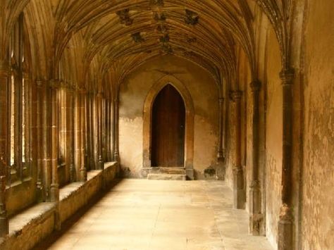 Hogwarts Inside Hogwarts, Harry Potter House Decor, Harry Potter Backgrounds, Hogwarts Interior, Harry Potter Set, Harry Potter Style, Harry Potter Houses, The Cloisters, Harry Potter Film