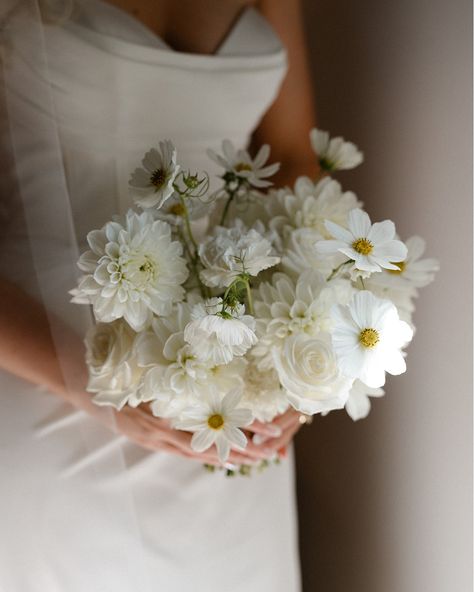 Calling all brides-to-be! These are the 5 MUST-HAVE bouquet shots you need for your wedding album. Swipe through to discover the magic: 1. Hold your bouquet close for a detailed, minimal shot. @justinwestwoodphotography 2. Candid moments of you strolling hand-in-hand with your love, hold your bouquet casually by your side. @hadtobeyouweddings 3. Shots of your bridesmaids holding their bouquets at ceremony. @justinwestwoodphotography 4. Movement blur creates the most gorgeous black and whi... White Modern Wedding Bouquet, Wedding Photography Bouquet, Minimal White Bridesmaid Bouquet, Detail Wedding Shots, Bridal Portraits Without Bouquet, Editorial Wedding Bouquet, Bride Holding Bouquet, Floral Shoot, Wedding Detail Shots