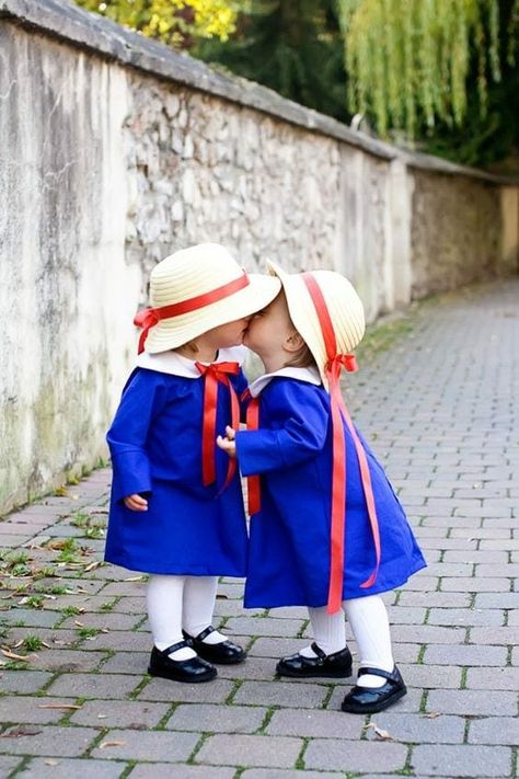 These easy DIY toddler Halloween costume ideas are TOO CUTE and look so easy to make! #Halloweencostume #DIYcostume Toddler Halloween Costume Ideas, Fashion Halloween Costumes, Madeline Costume, Diy Girls Costumes, French Halloween, Girl Halloween Costumes, Halloween Kids Costumes Girls, Baby Kostüm