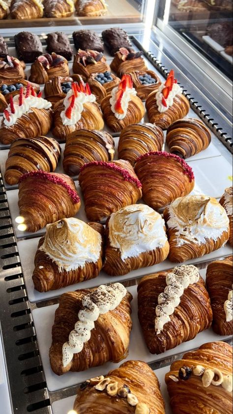 Sweet Board, Italian Bakery, Pastry And Bakery, Bakery Cafe, Food Obsession, Kitchen Designs, Cafe Food, Yummy Food Dessert, Sweet Snacks