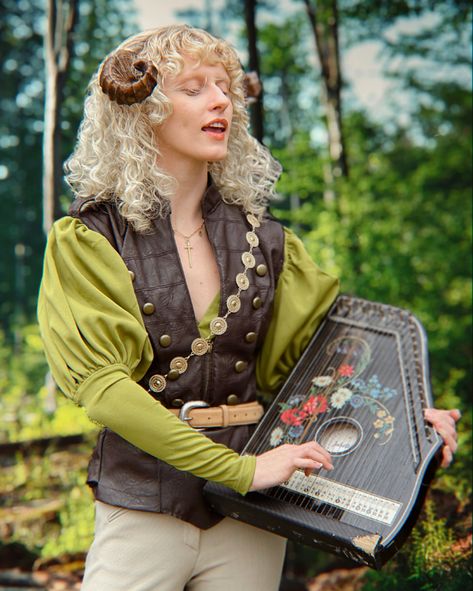 DND bard cosplay Elf Outfit Masc, Bard Costume Female, Medieval Bard Outfit, Dnd Character Cosplay, Dnd Costume Ideas, Dnd Halloween Costumes, Bard Ren Faire, Bard Clothes Dnd, Masc Ren Faire Outfits