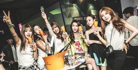 Clubbing In Seoul: 11 Tips Girls Must Know Before Partying In Korea - ZULA.sg Korean Fashion Summer Casual, Outfit Night Club, Korean Fashion Work, Clubbing Outfit, 90s Fashion Outfits Hip Hop Party, Korean Fashion Fall, Fall Fashion Skirts, Korean Fashion Winter, Korean Fashion Kpop