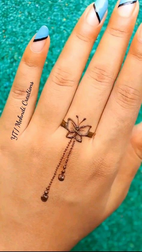 Heena Cute Tattoo, Cute And Easy Mehndi Designs, Cute Simple Henna Designs Tiny Tattoo, Easy And Aesthetic Mehendi Designs, Aesthetic Mehndi Designs Cute, Back Hand Design Simple, Mehandi Simple Designs, Mehandi Tattoo Design, Tattoo Mehendi Designs